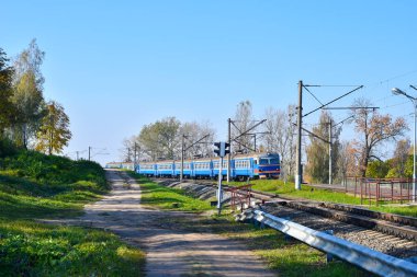 Elektrikli bir tren tren istasyonuna gitti 