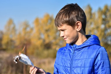 Çocuk tehlikeli doğada ateşle oynuyor.