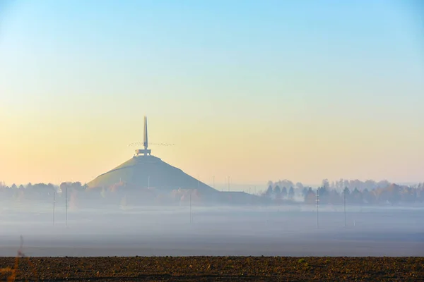 Complexe commémoratif Monticule de gloire dans le brouillard — Photo