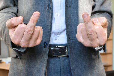 parmak işareti canın cehenneme Yöneticisi ofiste gösterir