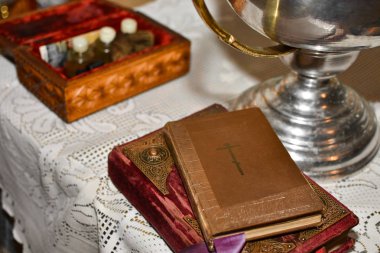 İncil masaya vaftiz rite önce kilisede fincanla yatıyor.