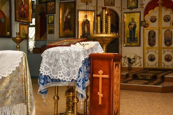 Intérieur de l "Église orthodoxe russe, icônes sacrées — Photo