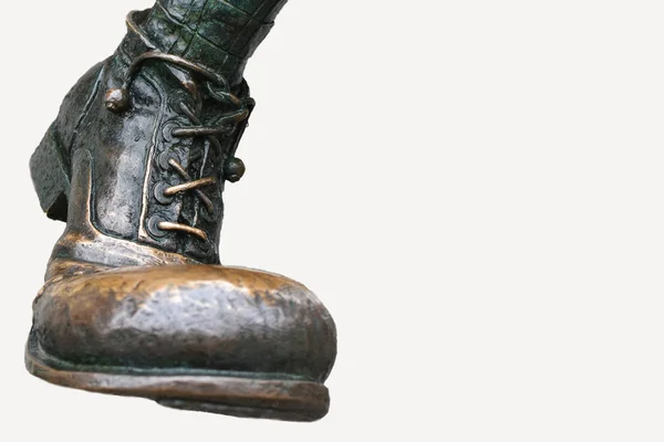 Isolierte Skulptur eines Bronzeschuhs am Fuß, Kopierraum — Stockfoto