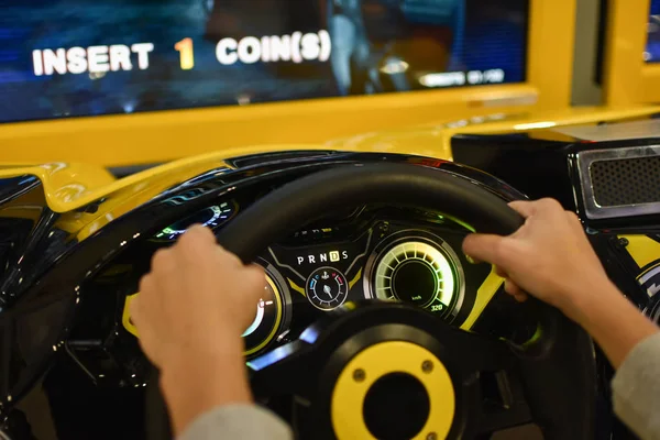 Genç oyun makine simulator araba Club üzerinde çalış