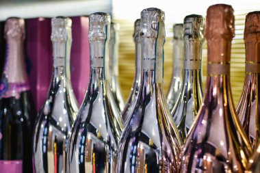 Bir tabloda bir restoranda parlak şişe gazlı alkollü içki ile stand