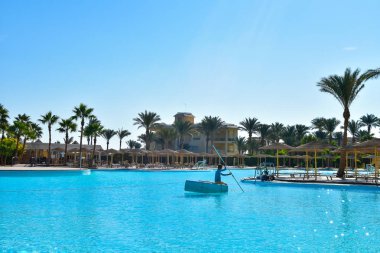 Mısır bir otelin havuzunda çalışan temizler