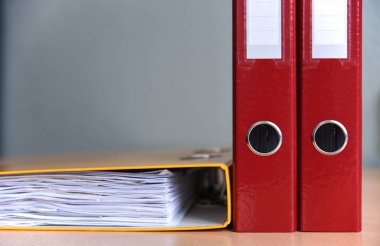 Büyük renkli klasörler belgeler office, yakın çekim, kopya alanı tablo için
