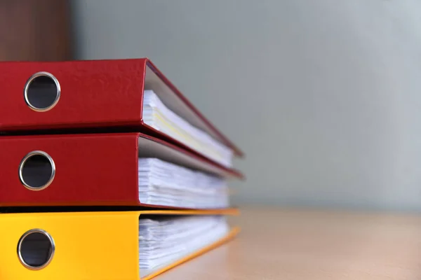Büyük renkli klasörler belgeler office, yakın çekim, kopya alanı tablo için