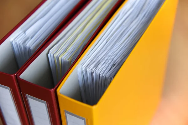 Grandes pastas de cores para documentos na mesa no escritório, close-up, espaço de cópia — Fotografia de Stock