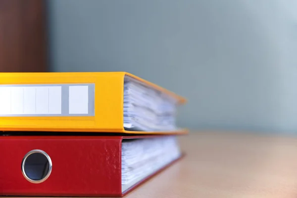 Groot kleuren mappen voor documenten op de tabel in de zetel, close-up, kopie ruimte — Stockfoto