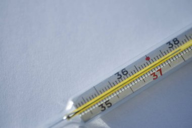 Yüksek vücut sıcaklığı üzerinde bir termometre