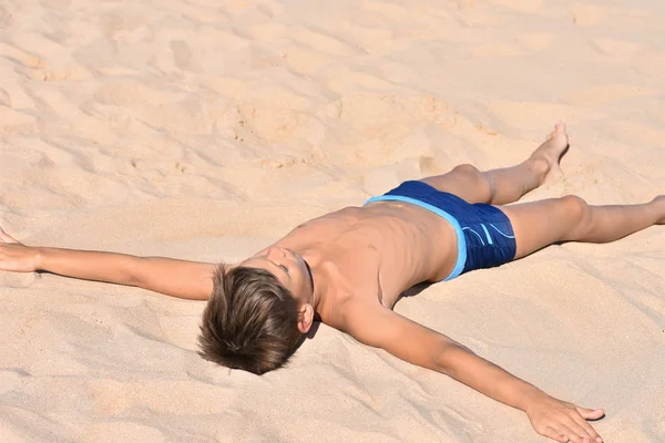 Adolescente Está Areia Praia Mar Anjo — Fotografia de Stock