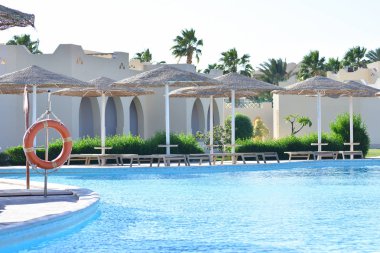 Otelde havuz kenarında asılı Lifebuoy