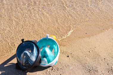 Kumlu sahilde denize sıfır, Dalış için iki maskeleri kopyalama alanı