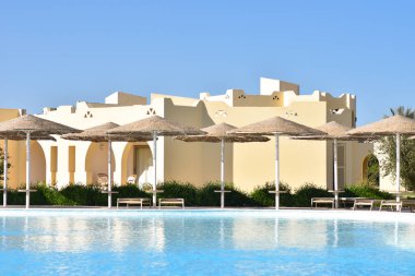 Şemsiye otelin yüzme havuzu alanı