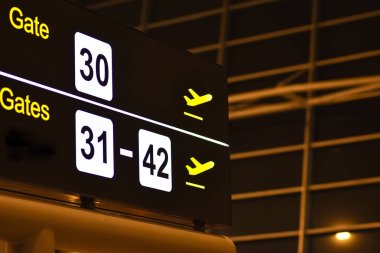Havaalanı ağ geçidi işaretler ile dijital tabela