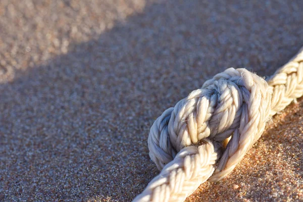 Havet rep med en knut på stranden, kopia utrymme — Stockfoto