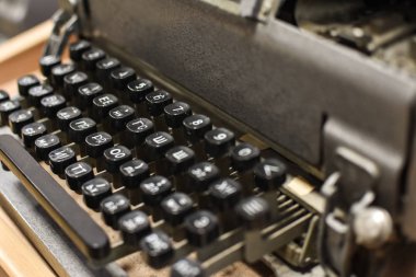 Rusça ve İngilizce harflerle eski daktilo