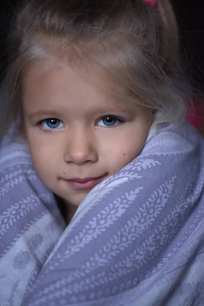 Маленькая Девочка Больна Греется Одеялом Постели — стоковое фото