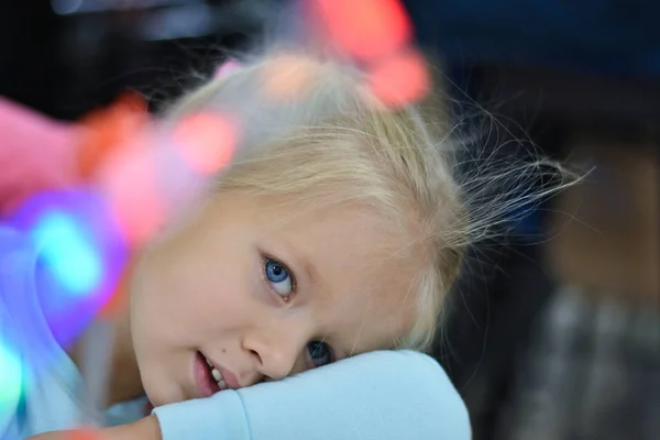 Девушка Смотрит Цветные Лампочки Улыбается — стоковое фото