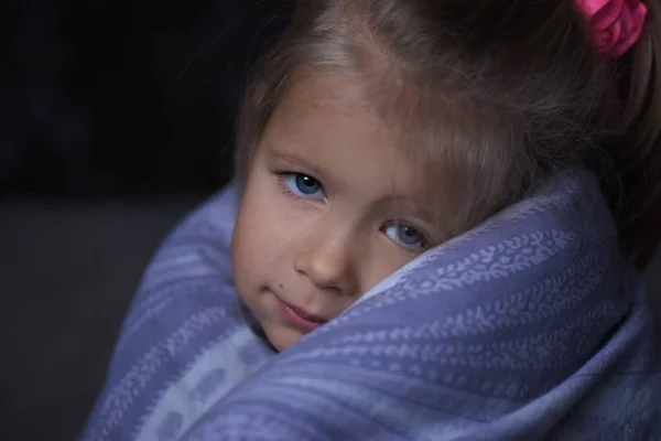 Niña Está Enferma Divierte Bajo Las Sábanas Cama —  Fotos de Stock