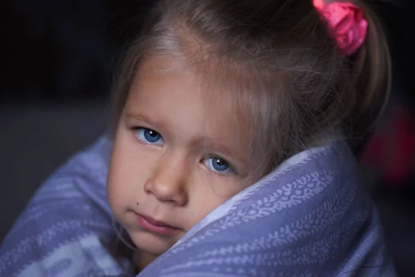 Little Girl Sick Basks Covers Bed — Stock Photo, Image