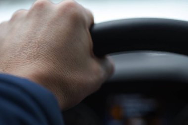 Direksiyon simidi sıkıca sürücü el tutar, yakın çekim