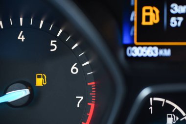 Yakıt tankında azaldığında araba panelindeki görüntü aygıtları göster