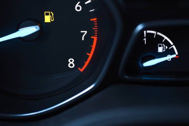 Yakıt tankında azaldığında araba panelindeki görüntü aygıtları göster