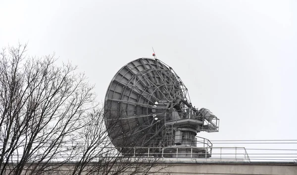 Grande antenne parabolique sur le toit du bâtiment — Photo
