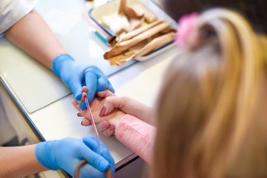 Doktor kan testleri çocuk annesi ile parmak alır