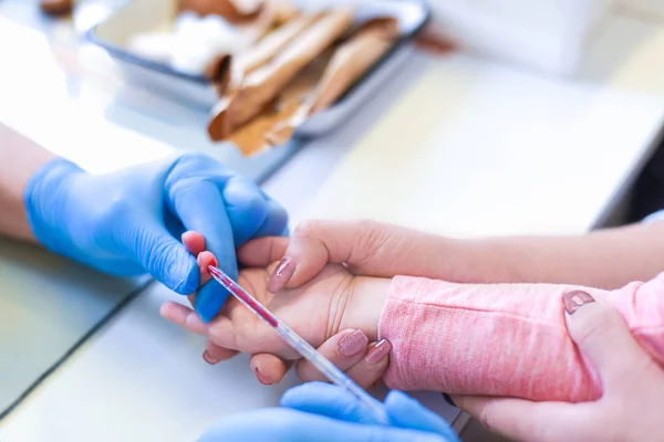 Doktor kan testleri çocuk annesi ile parmak alır
