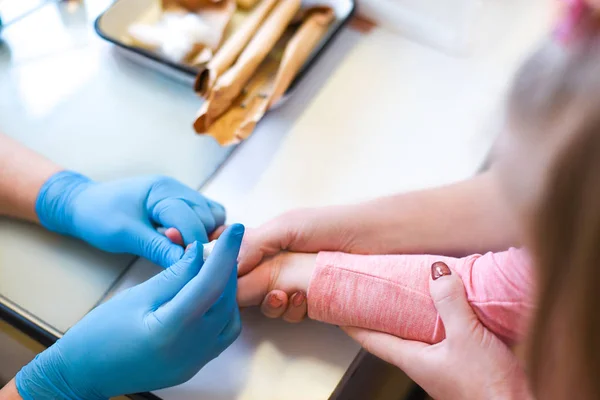 Doktor kan testleri çocuk annesi ile parmak alır