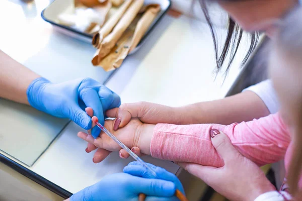 Doktor kan testleri çocuk annesi ile parmak alır