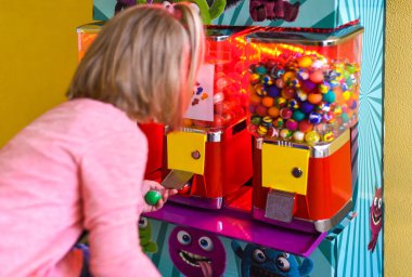 Çocuk oyuncakları ile makinede bir hediye alır