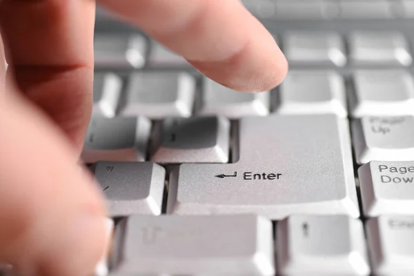 Δάκτυλο πατά το κουμπί Enter στο πληκτρολόγιο, γκρο πλαν — Φωτογραφία Αρχείου