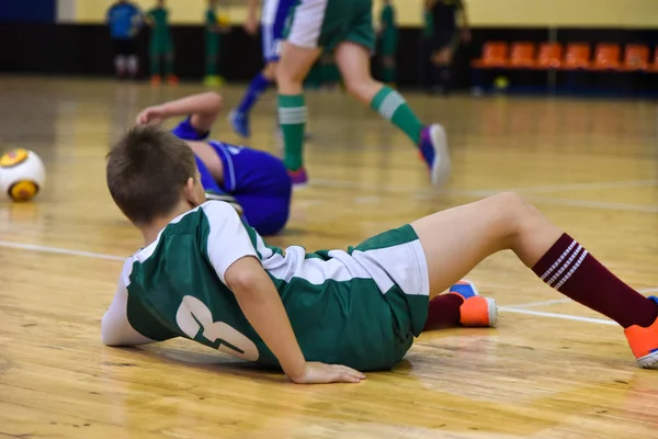 Sporcu genç takla, düştü ve spor salonunda mini futbol oynarken yaralandı