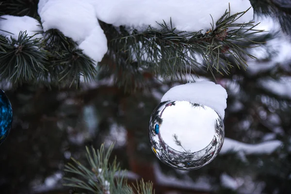 Χριστούγεννα μπάλες κρέμονται από ένα φυσικό δέντρο — Φωτογραφία Αρχείου