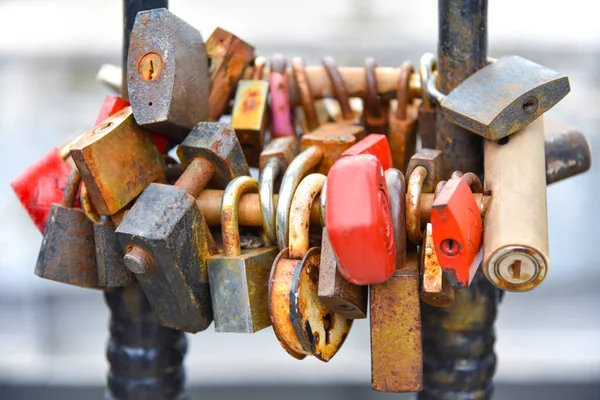 Vecchie serrature di coppie amanti appendere sul ponte — Foto Stock