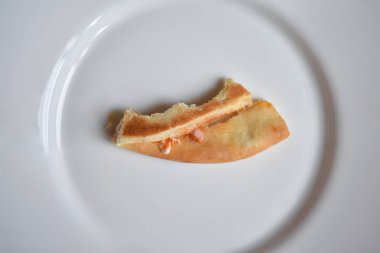 Yemiş iştah açıcı yarım dilim pizza beyaz bir plaka üzerinde