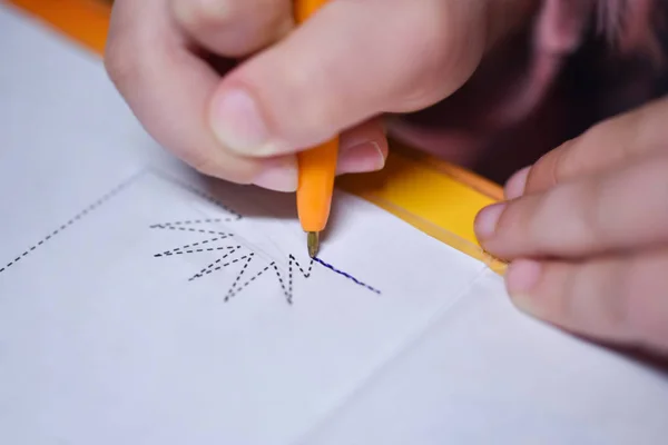 Το παιδί μαθαίνει να γράφει και σχεδιάζει ένα στυλό γύρω από τη γραμμή του περιγράμματος. — Φωτογραφία Αρχείου