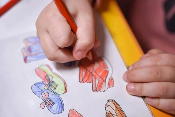 Das Kind übermalt Bleistifte Bilder, die Schuhe färben — Stockfoto