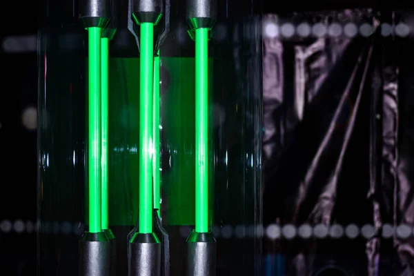 Groene glowing neon lampen in het lab — Stockfoto