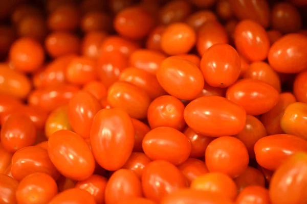Mat grönsaker färska röda tomater, bakgrund. Färska tomater mönster till salu på marknaden. Jordbruk och grönsaker produkt — Stockfoto