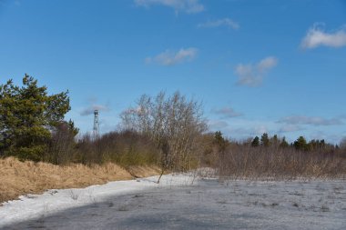 İlkbaharda eriyen kar. Sınır gözetleme kulesi