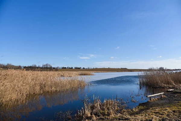 Au printemps de la fonte des glaces sur le lac sauvage — Photo