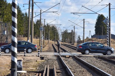 Yaşlı bir adam demiryolu geçişi Rusya'da geçiyor