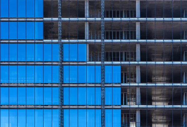 Glasvägg för en monolitisk byggnad under uppförande — Stockfoto