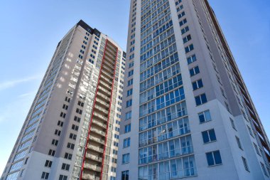 Modern yüksek katlı binalar, alttan görünüm