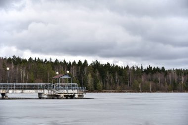 Eski iskelede bir donmuş göl, Bahar, kış, doğa, park